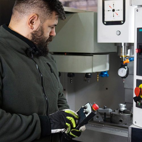 worker_cnc_1_crop-res-min