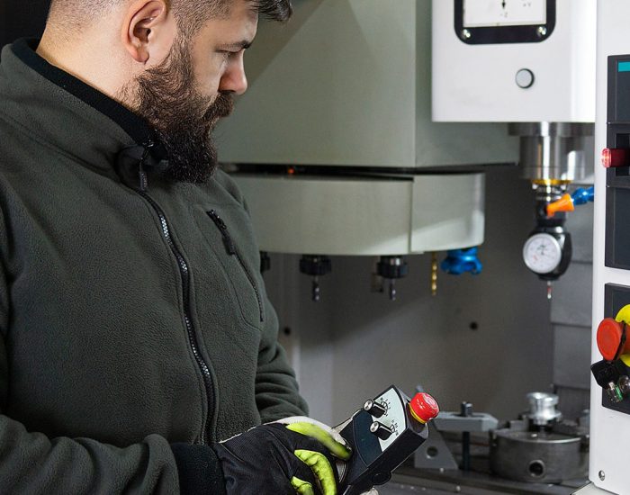 worker_cnc_1_crop-res-min